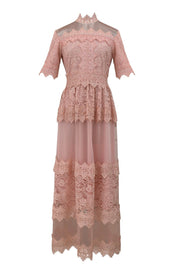 Robe en dentelle semi tansparente poudre