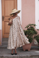 Robe à pois en soie one-shoulder